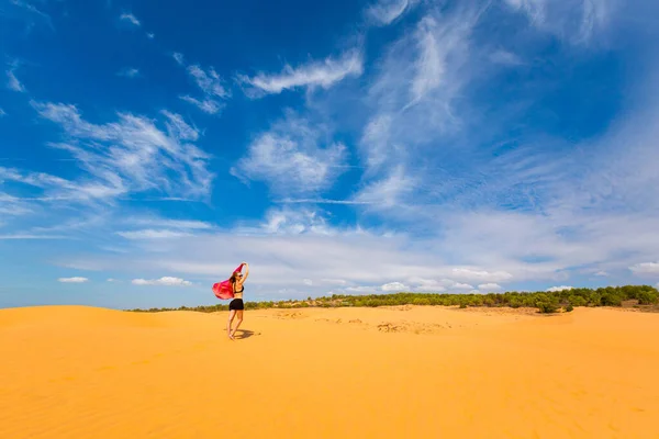 Schöne Kaukasische Mädchen Die Spaß Auf Roten Sanddünen Mui Phan — Stockfoto