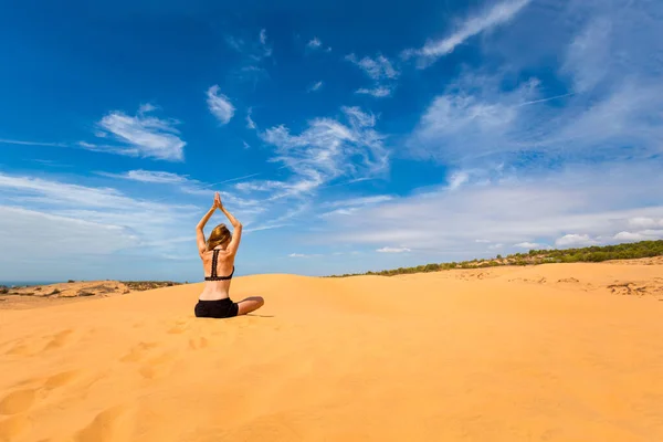 Prachtig Kaukasisch Meisje Mediterend Rode Zandduinen Mui Phan Tiet Gebied — Stockfoto