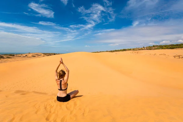 Bella Ragazza Caucasica Meditando Dune Sabbia Rossa Mui Zona Phan — Foto Stock