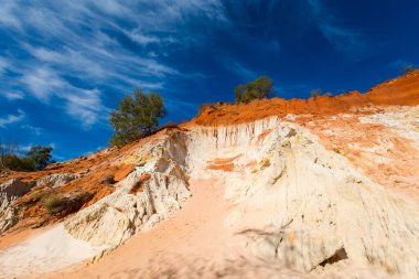 Fairy Springs - Mui Ne 'de Suoi Tien, Vietnam' da Phan Tiet bölgesi. Mavi gökyüzü manzarası.