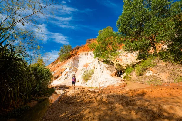 Hermosa Joven Caucásica Sonriente Parque Fairy Springs Suoi Tien Mui —  Fotos de Stock