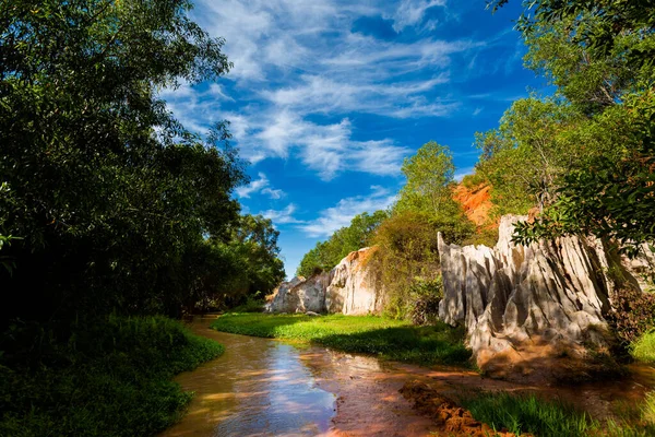 Fairy Springs 베트남의 Phan Tiet Mui Suoi Tien 하늘을 배경으로 — 스톡 사진