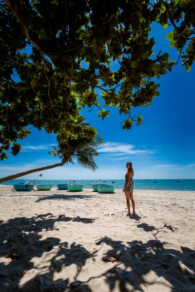 Jovem Mulher Sexi Com Uma Palma Praia Tropical Mui Vietnã — Fotografia de Stock