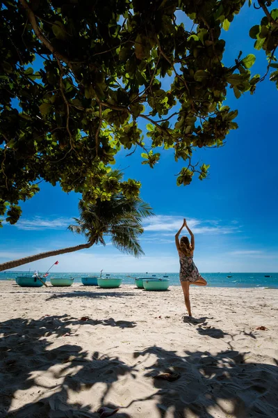 Ung Sexi Kvinna Med Handflata Tropiska Mui Stranden Vietnam Vietnamesiska — Stockfoto