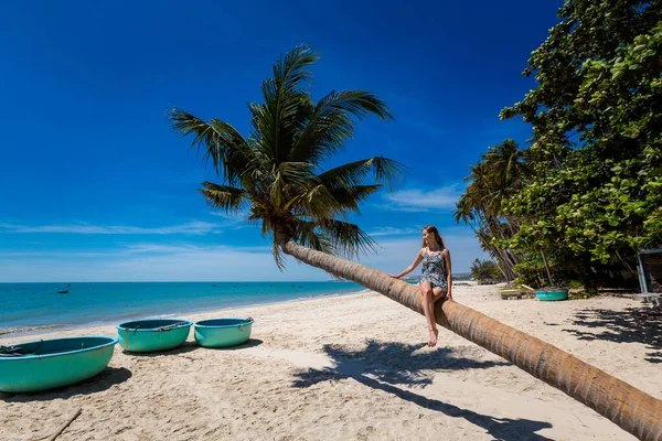 Молодая Женщина Секси Пальмой Тропическом Пляже Муй Вьетнаме Вьетнамские Корраклы — стоковое фото
