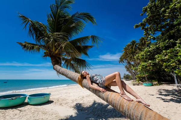 Jonge Seksistische Vrouw Met Handpalm Tropisch Mui Strand Vietnam Vietnamese — Stockfoto