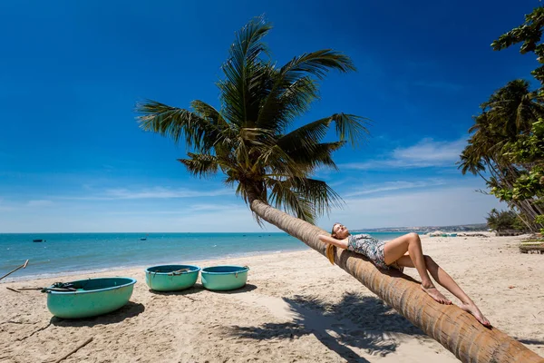 Junge Sexi Frau Mit Einer Palme Tropischen Mui Strand Vietnam — Stockfoto