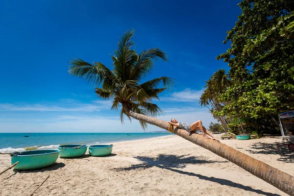 Jovem Mulher Sexi Com Uma Palma Praia Tropical Mui Vietnã — Fotografia de Stock