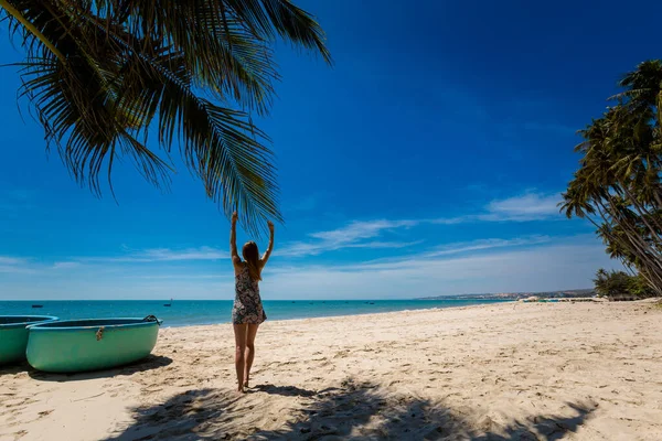 Fiatal Szexi Egy Tenyérrel Trópusi Mui Strandon Vietnamban Vietnámi Corracles — Stock Fotó