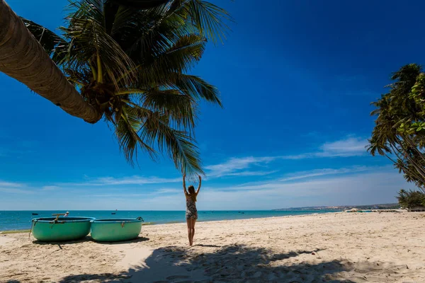 Jovem Mulher Sexi Com Uma Palma Praia Tropical Mui Vietnã — Fotografia de Stock