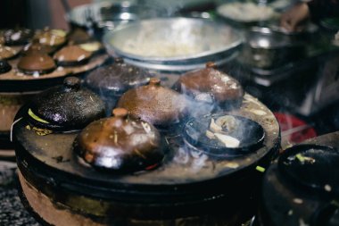 Yerel bir restoranda nefis bir Banh Can. Geleneksel Vietnam gözlemesi Mui Ne, Vietnam 'da servis edilir.