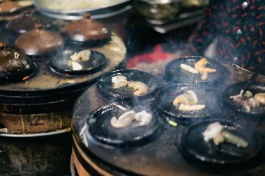 Yerel bir restoranda nefis bir Banh Can. Geleneksel Vietnam gözlemesi Mui Ne, Vietnam 'da servis edilir.