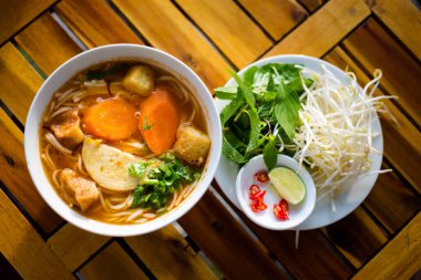 Lezzetli taze Bun Bo Hue chay. Vietnam 'da Mui Ne adlı yerel bir restoranda vejetaryen Vietnam çorbası servis ediliyor..