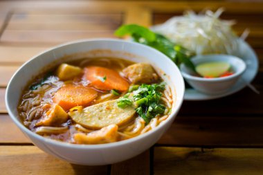 Lezzetli taze Bun Bo Hue chay. Vietnam 'da Mui Ne adlı yerel bir restoranda vejetaryen Vietnam çorbası servis ediliyor..