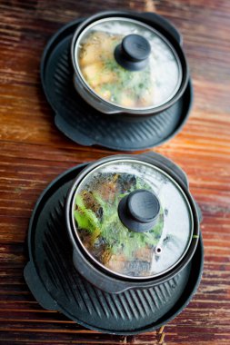 Lezzetli taze vejetaryen tofu mantarı ve bok gibi zencefilli yemekler. Vietnam 'da Mui Ne adlı yerel bir restoranda vejetaryen Vietnam mutfağı servis ediliyor..