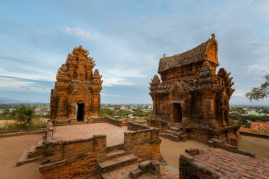 Phan Rang, Vietnam 'daki Po Klong Garai Cham tapınağının güzel mimarisi. Ninh Thuan bölgesi. Tapınak Trau tepesinde (Do Vinh - Thap Cham