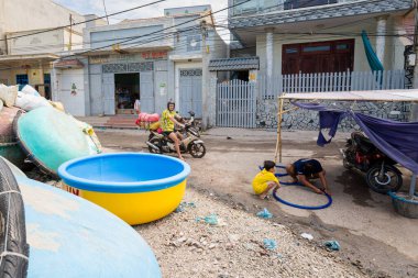 Phan Rang, Vietnam: 10 Şubat 2020. Vietnam sahilindeki Mui Ne 'den Phan Rang' a yapılan motosiklet gezisi çöplerle dolu..