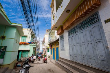 Phan Rang, Vietnam: 10 Şubat 2020. Vietnam sahilindeki Mui Ne 'den Phan Rang' a yapılan motosiklet gezisi çöplerle dolu..