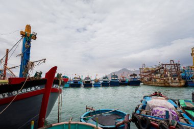 Phan Rang, Vietnam: 10 Şubat 2020. Vietnam 'da Mui Ne' den Phan Rang 'a motosiklet gezisi. Mui Ne 'nin kuzeyinde güneşli bir günde mavi gökyüzü manzarası.