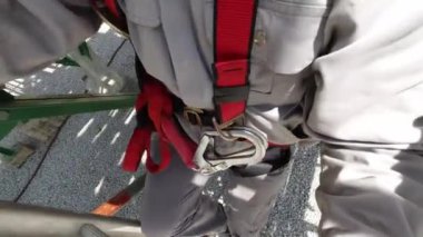 Elektrik santralinde çalışan elektrik işçileri.