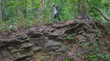 Bir yürüyüşçü teyzeme rastlar.