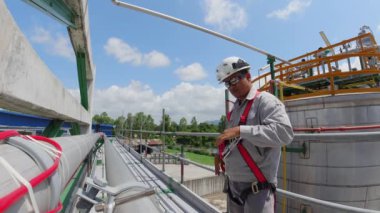 Elektrik santralinde çalışan elektrik işçileri.