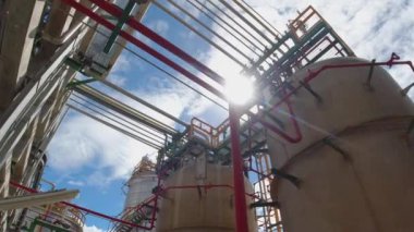 Elektrik santralinde çalışan elektrik işçileri.