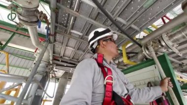 Elektrik santralinde çalışan elektrik işçileri.
