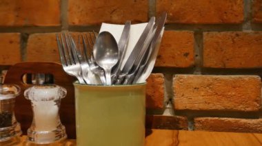 Bardaktaki çatal bıçak takımı.