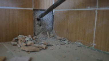 Oda duvarını yumrukla.
