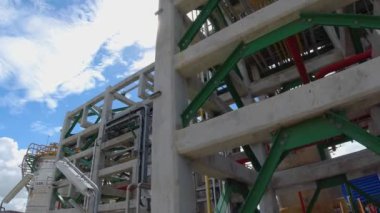 Elektrik santralinde çalışan elektrik işçileri.