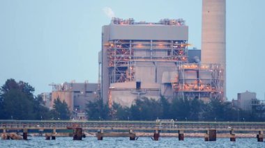 Denizin ortasında bir enerji santrali.