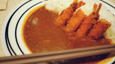 Japon restoranında köri pilavı