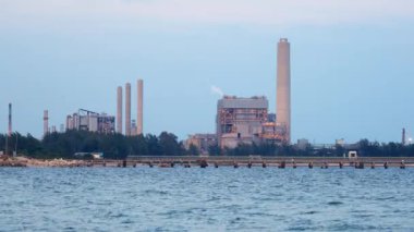 Denizin ortasında bir enerji santrali.