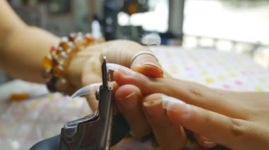 Oturan pembe jel manikür.