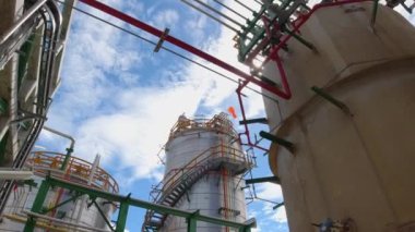 Elektrik santralinde çalışan elektrik işçileri.