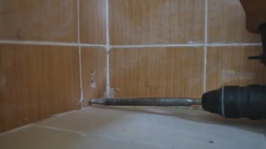 Oda duvarını yumrukla.