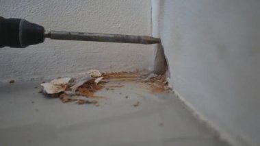 Oda duvarını yumrukla.