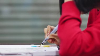 Oturma odasında resim yapan bir kız.