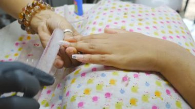 Oturan pembe jel manikür.