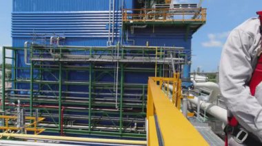 Elektrik santralinde çalışan elektrik işçileri.