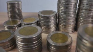 Yüksek kümeli bir para.