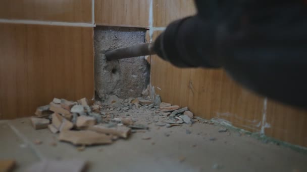 部屋の壁をハンマー — ストック動画