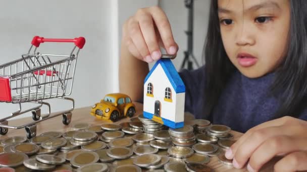 Ein Mädchen Spielt Wohnzimmer Mit Münzen — Stockvideo