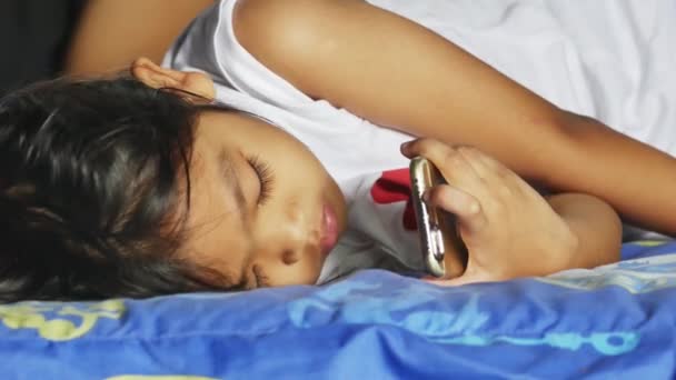 一个女孩躺在家里的电话里 — 图库视频影像