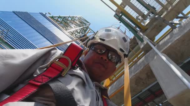 Trabajadores Eléctricos Que Trabajan Una Planta Eléctrica — Vídeo de stock