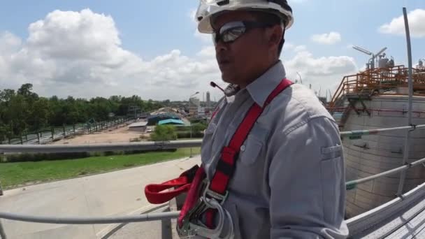 Trabajadores Eléctricos Que Trabajan Una Planta Eléctrica — Vídeo de stock