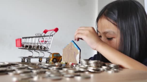 Uma Menina Brincando Com Moedas Sala Estar — Vídeo de Stock