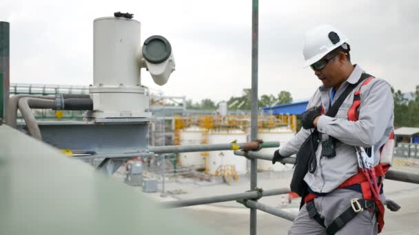 Trabajadores Eléctricos Que Trabajan Una Planta Eléctrica — Vídeos de Stock