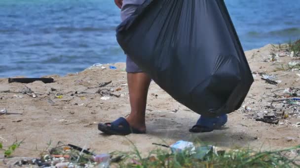 Man Som Plockar Upp Skräp Stranden — Stockvideo